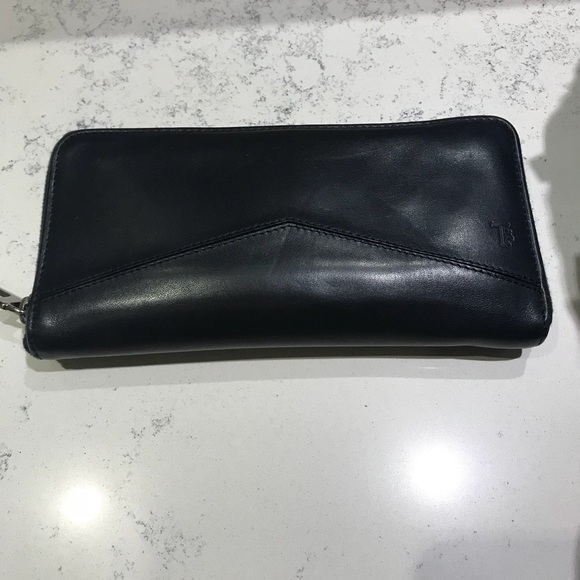 Tod’s men’s wallet. EUC - Picture 1 of 4